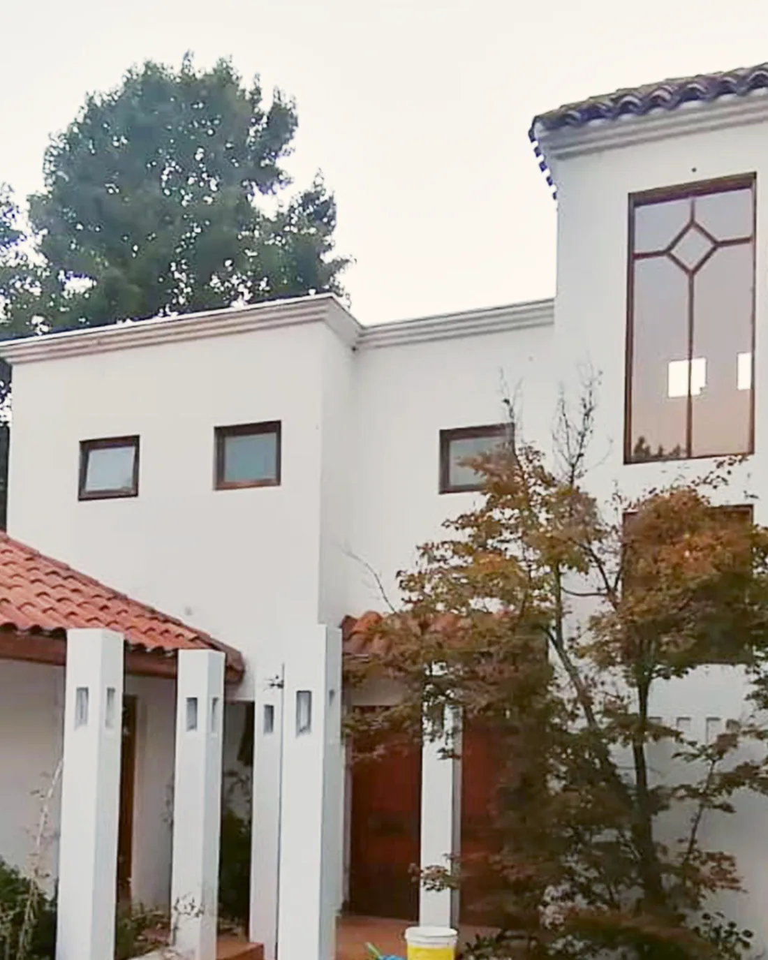 Fachada de casa estilo mediterráneo con techumbre de teja