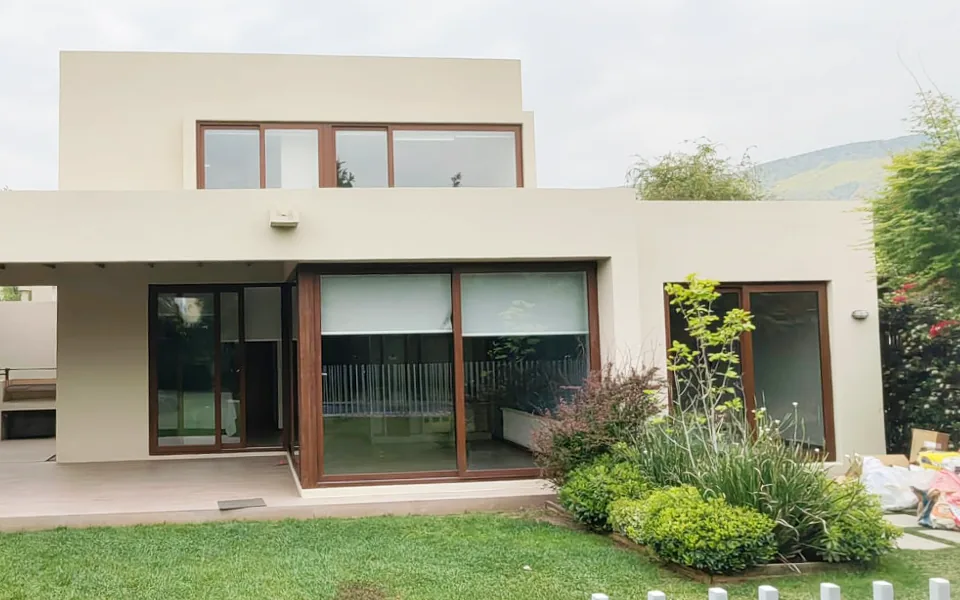 Vivienda contemporánea con grandes ventanales y jardín