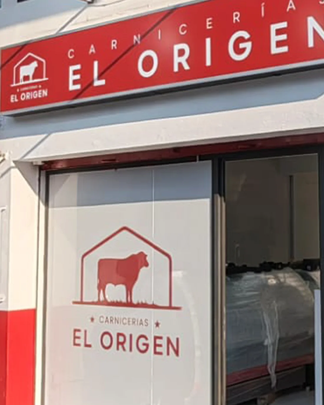 Local comercial habilitado con fachada y letreros nuevos