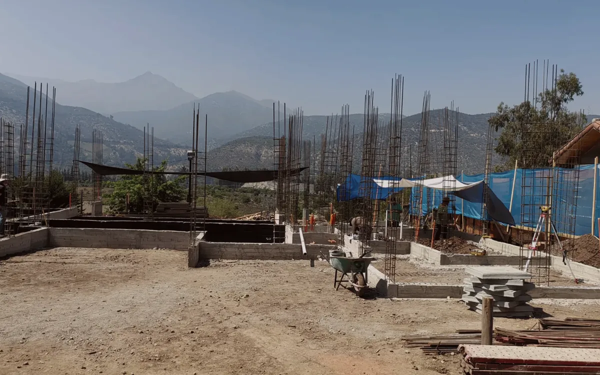 Faena de obra gruesa con la cordillera de fondo