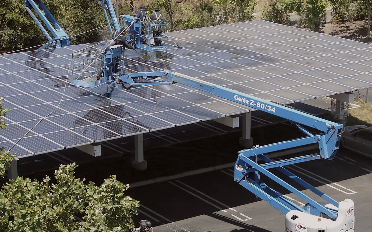 Trabajo de instalación eléctrica en altura