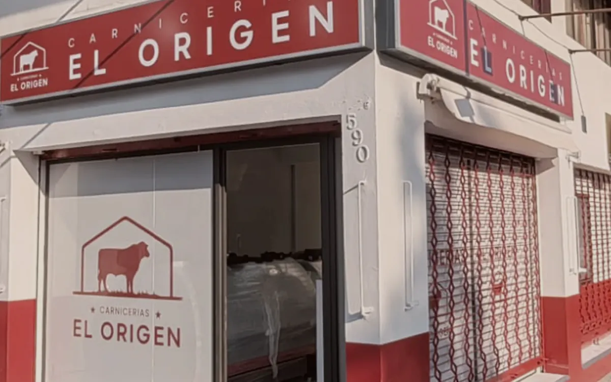 Local comercial habilitado con fachada y letreros nuevos