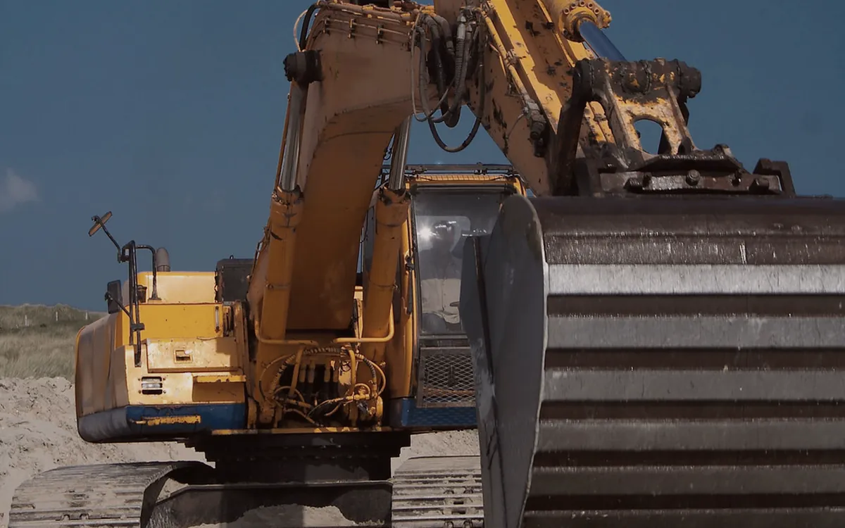 Excavadora trabajando en movimiento de tierra